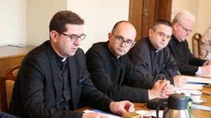 Synod musi opracować obowiązujący w diecezji Schemat celebracji sakramentu małżeństwa – przekonuje ks. Andrzej Dudek (pierwszy z lewej). 