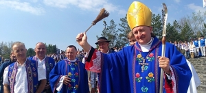Biskup Andrzej Jeż pobłogosławił flisakom pienińskim