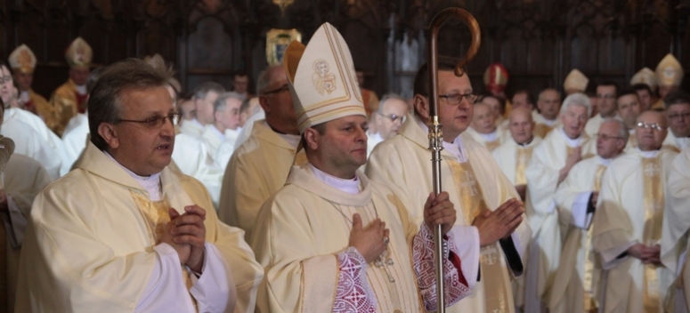 Wzruszenie i szczęście – najbliżsi złożyli życzenia nowemu biskupowi