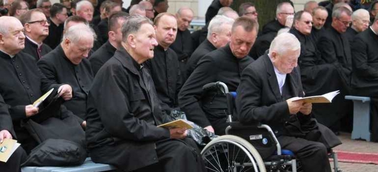 Ponad siedmiuset kapłanów diecezji tarnowskiej pielgrzymowało do Tuchowa