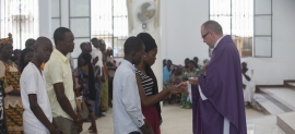 Biskup Tarnowski konsekruje kościół w Czadzie