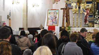 Relikwie błogosławionej Rodziny Ulmów zostały wprowadzone do bazyliki w Nowym Sączu