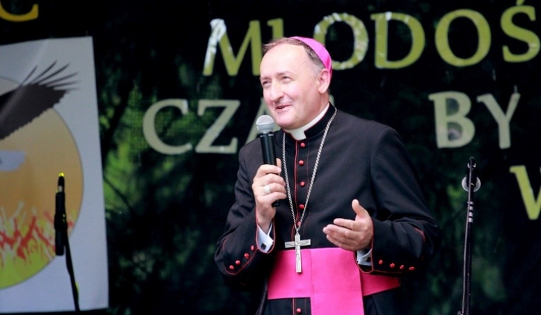 &quot;Ja też lubię czarny kolor&quot; - Biskup Andrzej Jeż odpowiadał na pytania młodzieży