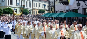 Tłumy na procesji Bożego Ciała w Tarnowie