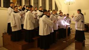 Klerycki chór Wyższego Seminarium Duchownego zaśpiewał w Chomranicach