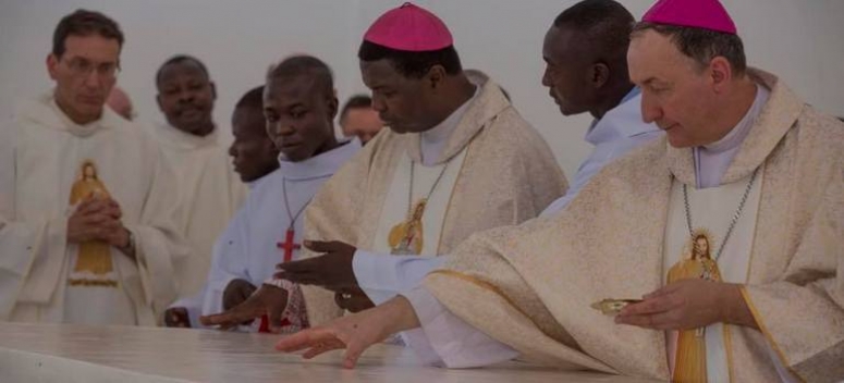 Bp Andrzej Jeż konsekrował kościół  w Ndżamenie